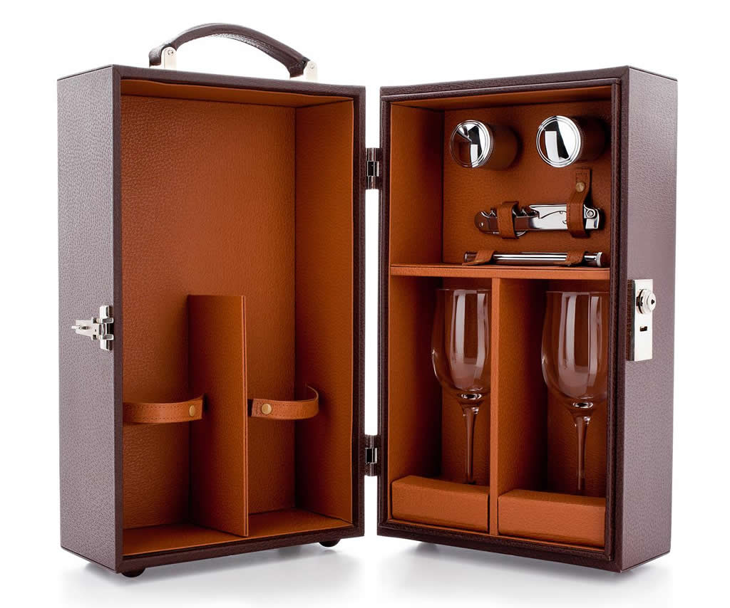 Caja De Cuero Premium Con Accesorios Relacionados Al Vino.